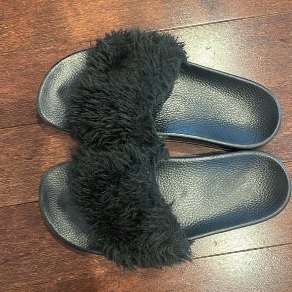 Womens Black Fuzzy Slides - Picture 4 of 4